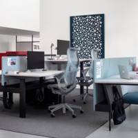 Fauteuil COSM haut dossier glacier Herman MILLER avec accoudoirs Leaf (feuille)