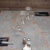 Lot table Ø120cm & 4 chaises - pied noir plateau gris rouille - intérieur - RestooTab