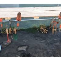 Jeu de 2 supports avec tablettes bois et support porte outils pour serre - Serres Tonneau