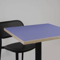 Table pied noir 70x70cm bleu note chants bois - intérieur - RestooTab