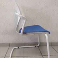 Fauteuil KEYN blanc assise bleue reconditionné - Herman MILLER