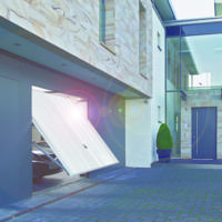 Porte de garage basculante débordante Europro 123 avec rails acier nervures verticales et barre d'écartement blanc RAL 9016 - Gedimat - TUBAUTO