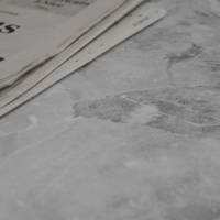 Table pied noir 70x70cm marbre de trevisse chants laiton - intérieur - RestooTab