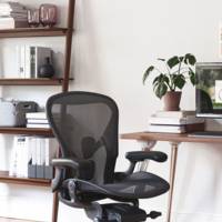 Fauteuil Aeron graphite Herman MILLER avec accoudoirs multi-positions