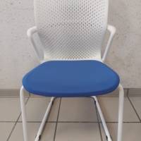 Fauteuil KEYN blanc assise bleue reconditionné - Herman MILLER