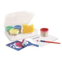 Gouache aux doigts  en pot, 4 couleurs.  Mallette multifonction,  6 pochoirs, 1 éponge,  1 rouleau en mousse,  1 pinceau géant,  1 nappe de protection. 100 g