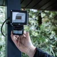 Projecteur extérieur avec détecteur de mouvements LED JARO 1060 P - 10W - Gedimat