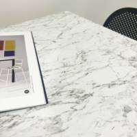 Table pied noir 70x70cm calacatta - intérieur - RestooTab