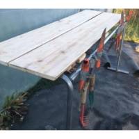 Jeu de 2 supports avec tablettes bois et support porte outils pour serre - Serres Tonneau