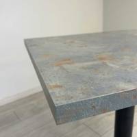 Table pied noir 90x90cm gris rouille - intérieur - RestooTab