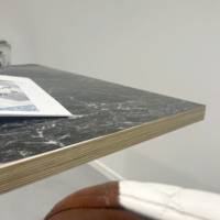 Table pied noir 70x70cm marbre noir chant laiton - intérieur - RestooTab