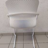 Fauteuil KEYN blanc assise bleue reconditionné - Herman MILLER