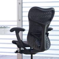 Fauteuil Mirra 2 dossier butterfly graphite Herman MILLER avec accoudoirs multi-positions